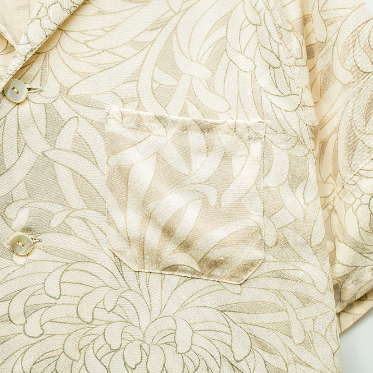 Bold Chrysanthemums Short-Sleeved Aloha Shirt L CA141