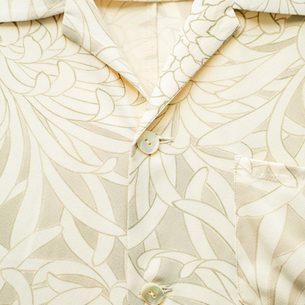 Bold Chrysanthemums Short-Sleeved Aloha Shirt L CA141